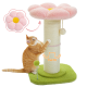 Eine verspielte orange getigerte Katze kratzt an einem hohen, blumenförmigen Katzenbaum mit einer rosa plüschigen Blütenoberseite und einer grünen Basis.