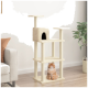 Eine flauschige orange Katze sitzt vor einem hohen, beigen Kratzbaum mit mehreren Ebenen und einem gemütlichen Versteck.