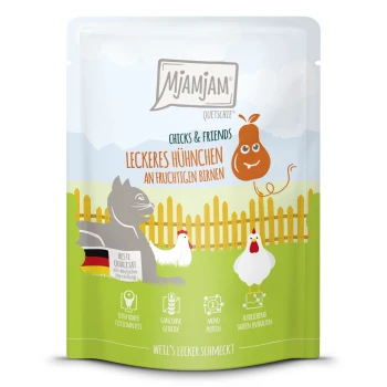 Verpackung für Mjamjam-Hundefutter mit "Chicks & Friends" Hähnchen und fruchtigen Birnen, illustriert mit einer Katze und Hühnern, sowie deutschen Qualitätsansprüchen.