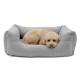 Graues rechteckiges weiches Haustierbett mit erhöhten gepolsterten Seiten auf weißem Hintergrund.