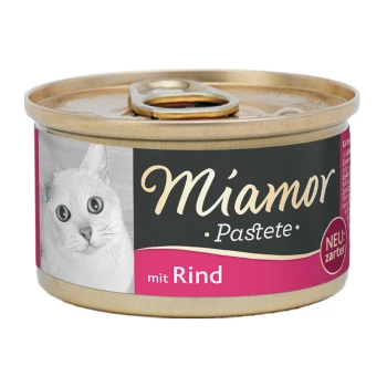 Dose Katzenfutter mit einer weißen Katze auf dem Etikett, beschriftet mit "Miamor Pastete mit Rind" und "NEU: zarter," was auf eine neue, weichere Textur hinweist.