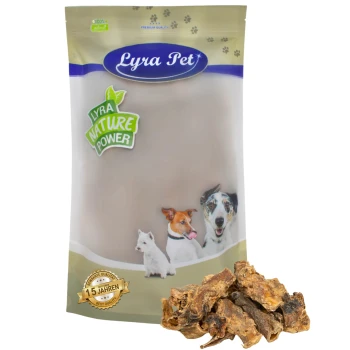 Lyra Pet Hundeleckerlipackung mit drei Hunden auf der Vorderseite, beschriftet mit "Lyra Nature Power", mit einem Haufen Leckerlis davor.