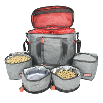 Sac de transport pour nourriture pour animaux gris avec intérieur rouge, accompagné de trois petits contenants remplis de nourriture pour animaux, étiquetés 'KONG'.