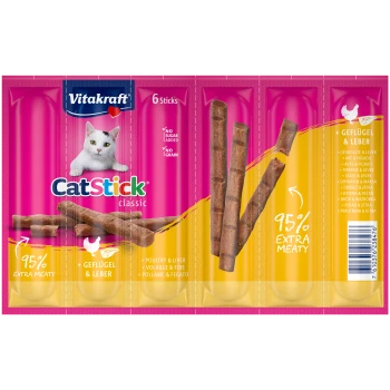 Vitakraft CatStick klassische Verpackung mit einer verspielten weißen Katze, mit 6 fleischigen Sticks, gekennzeichnet mit 95% extra fleischig, ohne Zuckerzusatz, ohne Getreide.