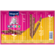 Vitakraft CatStick klassische Verpackung mit einer verspielten weißen Katze, mit 6 fleischigen Sticks, gekennzeichnet mit 95% extra fleischig, ohne Zuckerzusatz, ohne Getreide.