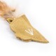 Ein plüschiges Haustierspielzeug in Form eines Vogelflügels, mit einem weichen beige Stoff und weißen Nähdetails sowie einem flauschigen Feder-Schwanz.