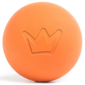 Oranger Gummihundeball mit einer Krone, die auf der Oberfläche eingeprägt ist.