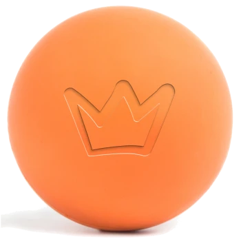 Oranger Gummihundeball mit einer Krone, die auf der Oberfläche eingeprägt ist.