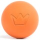Oranger Gummihundeball mit einer Krone, die auf der Oberfläche eingeprägt ist.