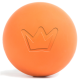 Oranger Gummihundeball mit einer Krone, die auf der Oberfläche eingeprägt ist.