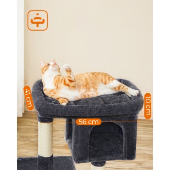 Eine entspannte orangefarbene getigerte Katze liegt auf einem plüschigen grauen Katzenbaum, der 56 cm breit, 41 cm hoch und 10 cm tief ist, mit einem gemütlichen Versteck darunter.