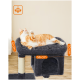 Eine entspannte orangefarbene getigerte Katze liegt auf einem plüschigen grauen Katzenbaum, der 56 cm breit, 41 cm hoch und 10 cm tief ist, mit einem gemütlichen Versteck darunter.
