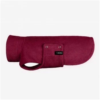 Burgunderfarbener Fleece-Hundemantel mit Bauchgurt und schwarzem Etikett mit der Aufschrift 'THE DOG IDEA'.
