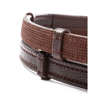 Nahaufnahme von zwei Haustierhalsbändern, eines strukturiert braun und das andere glatt dunkelbraun, die Nähte und Schnallendetails zeigen.