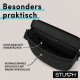 Geöffnete schwarze, gesteppte Leckerlitasche, die Innenfächer und eine Snacktasche zeigt; zeigt 'Besonders praktisch' und das STUCH-Logo.