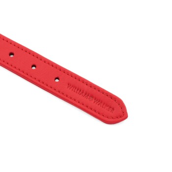 Rotes Lederhalsband für Haustiere mit fünf Löchern zur Anpassung, geprägt mit der Marke "WILLIAM & WALKER."