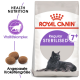 Royal Canin Regular Sterilised Katzenfutter für Katzen ab 7 Jahren, mit einem Bild einer schwarzen Katze, einer Angabe zur Kibble-Größe und Gesundheitsnahrungsansprüchen.