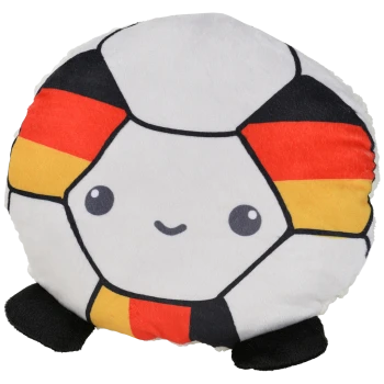 Rundes Plüsch-Fußballkissen mit lächelndem Gesicht, Panels in den Farben der deutschen Flagge (schwarz, rot, gelb) und zwei kleine schwarze Füße