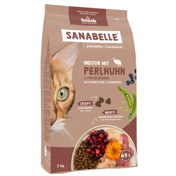 Katzenfutterbeutel, der das Gesicht einer Katze zeigt, beschriftet mit "SANABELLE Indoor mit Perlhuhn & Preiselbeeren," mit Bildern der Zutaten und Nährwertangaben.