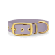 Ein lavendelfarbener Haustierhalsband mit einer goldenen Schnalle und Metallösen, vor einem weißen Hintergrund präsentiert.