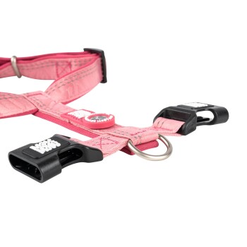Pinkfarbenes verstellbares Hundegeschirr mit schwarzen Kunststoffschnallen und Metall-D-Ring, beschriftet mit "Wag Wear."
