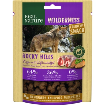 Huisdier snackpakket voor "Real Nature Wilderness Crunchy Snack - Rocky Hills," met een wolf als achtergrond. Bevat 64% geit, 36% groenten, geen granen.