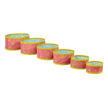 Ein Set aus sechs bunten Haustierschalen in verschiedenen Größen, mit einem rosa Äußeren und gelbem Rand sowie einem blauen Inneren.