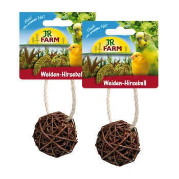 Zwei Weiden-Hirseball-Vogelspeile von JR FARM, mit einem geflochtenen Balldesign, hängen von Etiketten mit bunten Wellensittich- und Getreidebildern.
