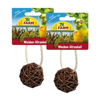 Dwa ptasie zabawki Weiden-Hirseball od JR FARM, z plecioną kulą, zawieszone na etykietach z kolorowymi papużkami i obrazkami zboża.