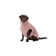 Ein brauner Labrador Retriever, der ein weiches, pinkes Haustierhandtuch mit hohem Kragen trägt, sitzt vor einem weißen Hintergrund.