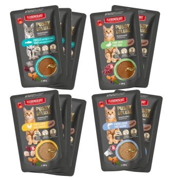 Vier Fleischeslust PUSSY DELUXE Katzenfutterbeutel (Forelle, Ente, Huhn, Lachs) mit Katzenfoto und 'PATE'-Fenster.