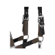Nahaufnahme eines schwarzen und braunen Haustiergeschirrs mit Metallclips und Ringen, das seine verstellbaren Riemen und strapazierfähigen Materialien zeigt.