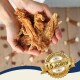 Eine Person, die eine Handvoll getrockneter Haustierleckereien hält, mit einem goldenen Abzeichen, das "Beste Qualität" und "15 Jahre" auf Deutsch angibt, was 15 Jahre Qualität bedeutet.