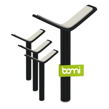 Drei verstellbare Haustierpflege-Ständer in Schwarz und Weiß, mit strukturierten Oberflächen, mit einem grünen "bomi"-Logo auf dem größten Ständer.