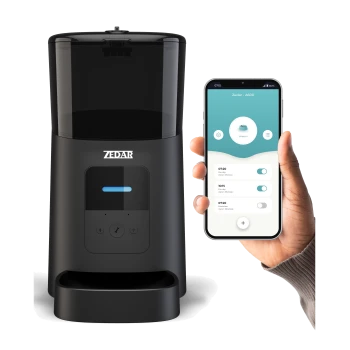 Schwarzer ZEDAR-Automatikfutterspender neben einer Hand, die ein Smartphone zeigt mit der App "Zedar - A600" und einem Fütterungsplan
