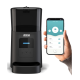 Schwarzer ZEDAR-Automatikfutterspender neben einer Hand, die ein Smartphone zeigt mit der App "Zedar - A600" und einem Fütterungsplan