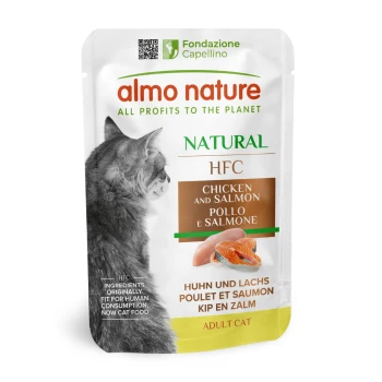 Beutel mit Almo Nature Katzenfutter mit grauem Katzensilhouette, beschriftet mit "Natural HFC Chicken and Salmon" und Hinweisen zu Zutaten in Lebensmittelqualität.