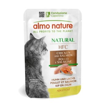 Beutel mit Almo Nature Katzenfutter mit grauem Katzensilhouette, beschriftet mit "Natural HFC Chicken and Salmon" und Hinweisen zu Zutaten in Lebensmittelqualität.
