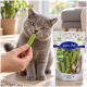Gestreifte Katze schnuppert an einem grünen Leckerli, das von einer Hand gehalten wird; Produktbeutel mit der Aufschrift ‚Lyra Pet‘ und ‚Lyra Nature Power‘ sichtbar.