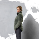 Eine Person trägt eine grüne Fleecejacke mit einem Reißverschlusskragen und schwarzen Hosen, steht vor einem grauen Hintergrund.