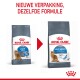Twee zakken Royal Canin kattenvoer gelabeld 'Light Weight' met een opmerking: 'Nieuwe verpakking, dezelfde formule.'