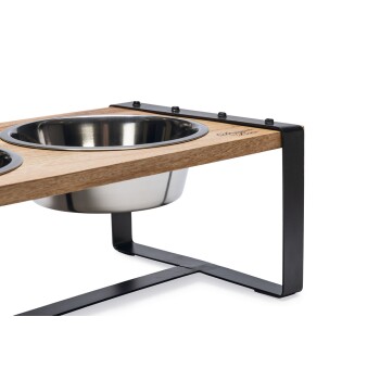 Stylische Futterstation für Haustiere mit einem Holzsockel und zwei Edelstahlschüsseln, entworfen für Langlebigkeit und Eleganz.