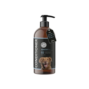 Braune Pumpflasche mit Hundespülung, beschriftet mit "Sensitiv Plus 02", mit einem glücklichen Hundebild und einem Etikett mit der Aufschrift "Für sensible Hunde & Welpen 500 ml".