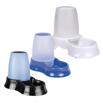 Trois gamelles pour animaux de compagnie pour la nourriture et l'eau de différentes couleurs : noir, bleu et blanc, avec un design de tasse à mesurer transparente sur le dessus.