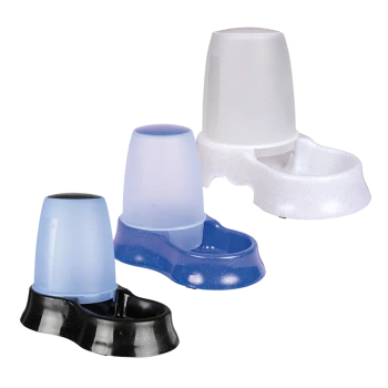 Trois gamelles pour animaux de compagnie pour la nourriture et l'eau de différentes couleurs : noir, bleu et blanc, avec un design de tasse à mesurer transparente sur le dessus.