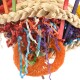 Buntes Haustierspielzeug aus geflochtenen Naturfasern, mit lebhaften Papierstreifen und einem orangefarbenen, schwammartigen Ring.