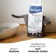 Eine graue Katze steht neben einem Biokat's Premium Diamond Care Katzenstreu-Beutel mit deutschem Text, der "Made in Germany" und "natürlicher Ton" angibt.