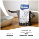 Eine graue Katze steht neben einem Biokat's Premium Diamond Care Katzenstreu-Beutel mit deutschem Text, der "Made in Germany" und "natürlicher Ton" angibt.