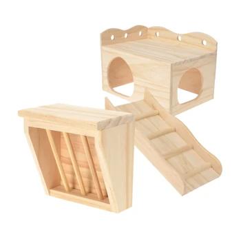 Holz-Haustierzubehör, einschließlich einer mehrstufigen Plattform, einer Rampe und einem Versteckhaus, alles in einer natürlichen Ausführung.