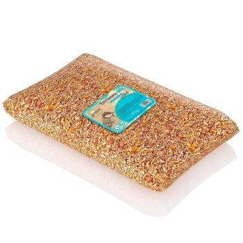 Eine Tüte Vogelfuttermischung mit einer bunten Mischung aus Samen und Körnern, gekennzeichnet mit einem blauen Etikett, das Produktdetails anzeigt.
